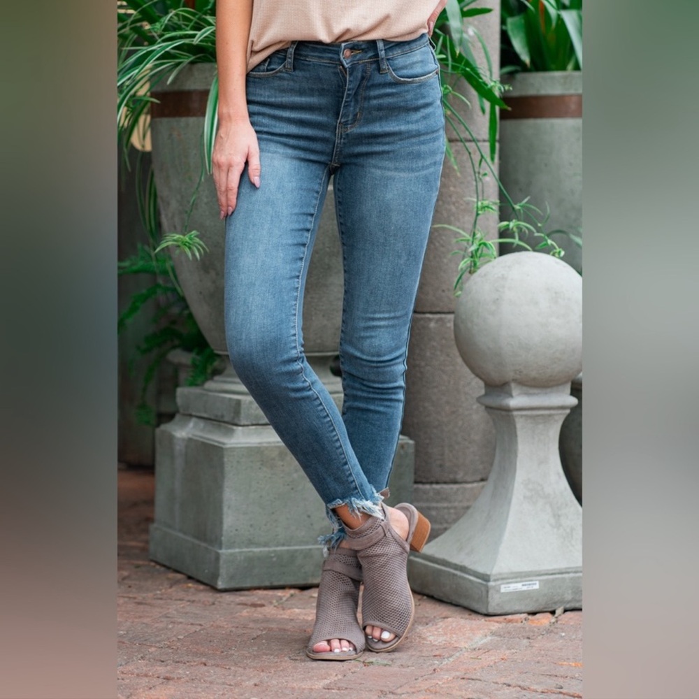 Judy Blue Plus Size Eva Mid Rise Fray Hem Skinny Jeans size 7/28